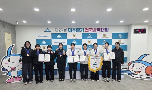 미추홀구청 사격선수단이 제27회 미추홀기 전국사격대회 메달 수상 기념촬영을 하고 있다. 미추홀구 포토