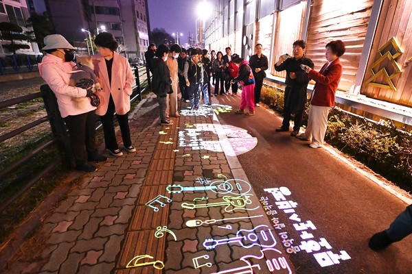 산곡2동 철길정원 산책길 야간경관 조성 기념 점등행사. 부평구 포토