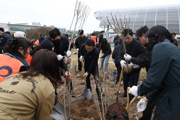 공단 임직원과 자원봉사자들이 탄소 흡수원 조성행사에 함께 하고 있다. 환경공단 포토