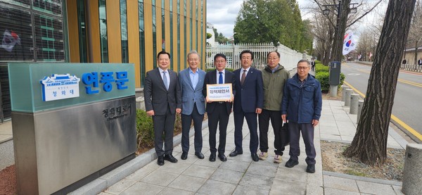 공공의료 강화와 인천대 공공의대 설립 범시민협의회. 사진 왼쪽부터 조성일 인천 YMCA 회장, 황규철 범시민협의회 공동대표(인천사랑운동시민협의회 회장), 배진교 청와대 국민경청비서관, 오승한 인천주니어클럽 회장, 이광호 인천평화복지연대 사무처장, 김송원 인천 경제정의실천시민연합 사무처장. 인천대 포토