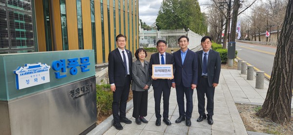 인천대 공공의대 설립 지원 TF. 사진 왼쪽부터 강정모 인천시의료원 기획조정실장, 조인향 인천시 보건의료정책과 공공의료팀장, 배진교 청와대 국민경청비서관, 이준한 인천대학교 기획부총장, 홍진배 인천대학교 국제대외협력처장. 인천대 포토