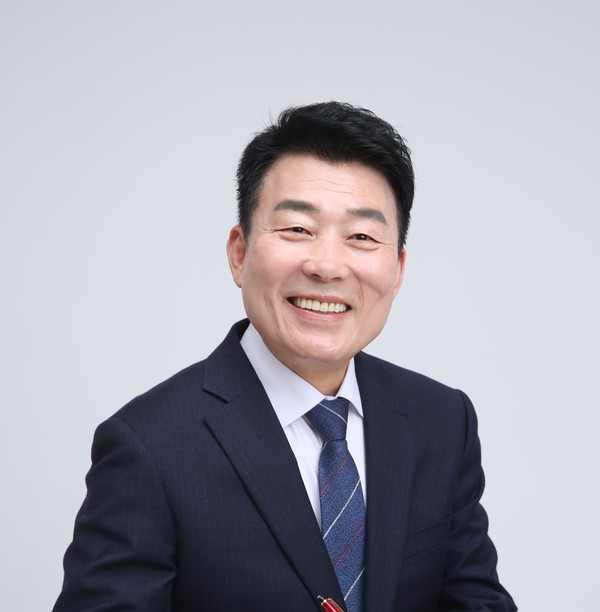 민주당 영종구청장 후보 경선 자격을 획득한 태동원 영종미래혁신포럼 대표. 본인 포토