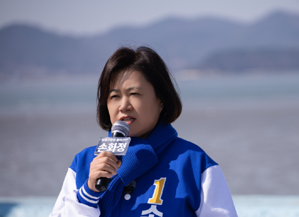 손화정 영종구청장 예비후보가  ‘영종 K-팝 아레나 메가 프로젝트’ 공약을 발표하고 있다. 후보 포토