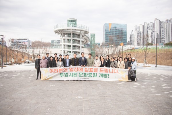 강범석 서구청장과 의원들이 루원시티 문화공원 점검을 마치고 기념촬영을 하고 있다. 서구 포토