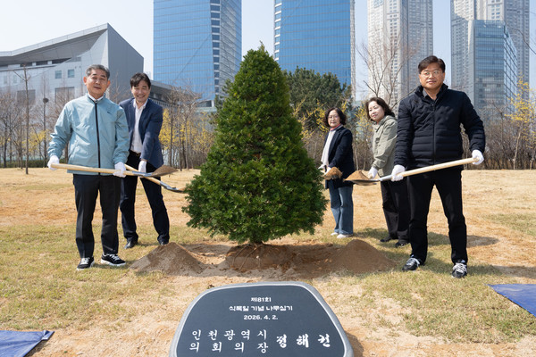 정해권 의장이 ‘제81회 식목일’을 맞아 기념 식수 행사를 갖고 있다. 시의회 포토