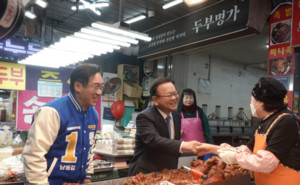 남동갑 맹성규･<b>김부겸</b> 공동선대위원장, <b>인천</b> 구월·모래내시장 찾아 "힘 모아...